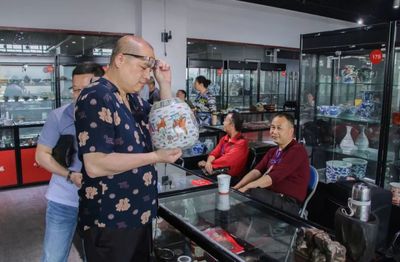 珍稀錢幣收藏家云集中福古玩城,探討交流最新市場(chǎng)動(dòng)態(tài)與投資策略