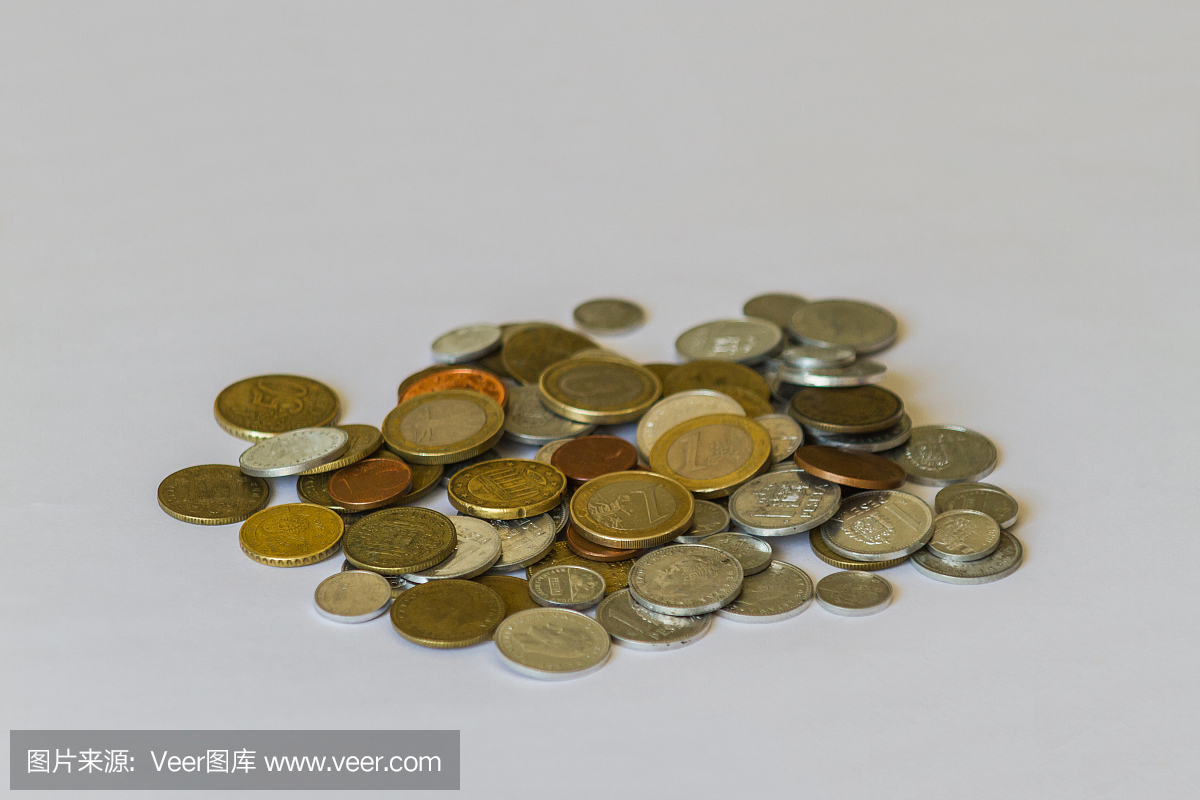 白色背景上的一堆硬幣